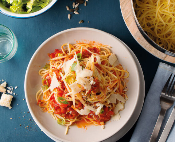 Spaghetti mit fruchtiger Apfel-Tomaten-Soße zu Parmesan und Salat mit Nüssen