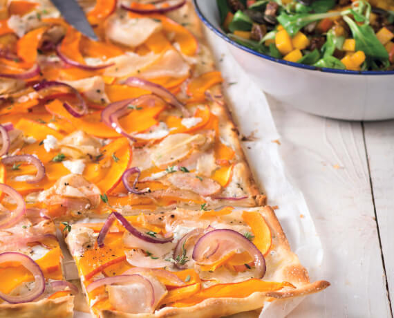 Kürbis-Birnen-Flammkuchen mit Feldsalat und Kürbiskernen