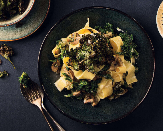 Frische Pappardelle-Nudeln mit Champignons und zweierlei Grünkohl