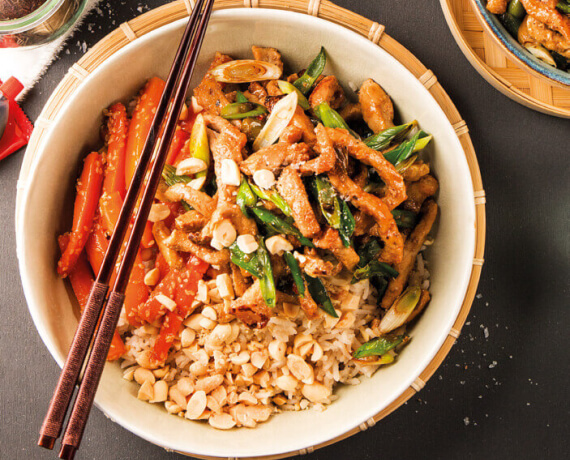 Asiatische-Steak-Streifen vom Schwein mit Honig-Karotten und Erdnuss-Kokos-Reis