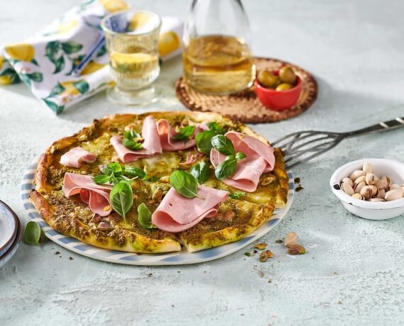 Pizza mit Mortadella und Pistazie