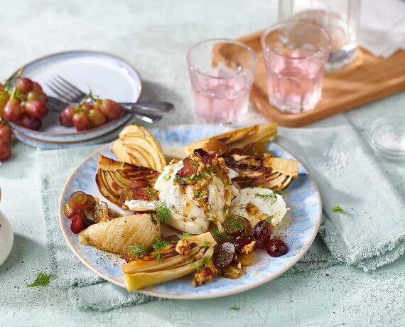 Geschmorter Fenchel mit Burrata und Trauben-Walnuss-Vinaigrette