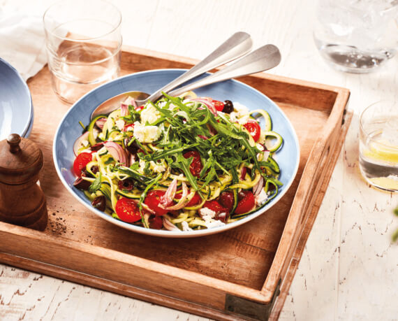 Griechischer Salat mit Zucchininudeln