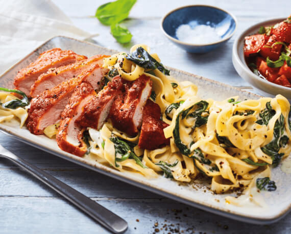 Hähnchen-Piccata mit Spinat-Nudeln und Basilikum-Tomaten-Salat