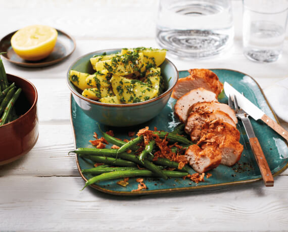 Gebratenes Hähnchen mit Pesto-Kartoffel-Salat und frischen Bohnen