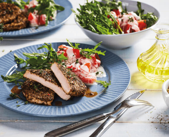 Steaks vom Schwein im Kräuter-Gewürz-Mantel mit Rucola-Tomatensalat