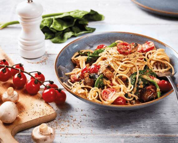 Spaghetti mit Honig-Tomaten, Blatt-Spinat und Champignons