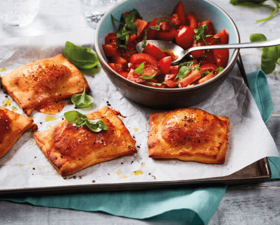 Mini-Calzone mit mediterranem Tomatensalat