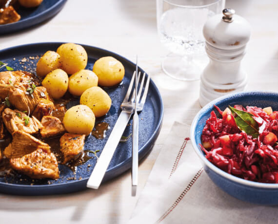 Saftiges Gulasch von der Pute mit Apfel-Rotkohl und Mini-Klößen