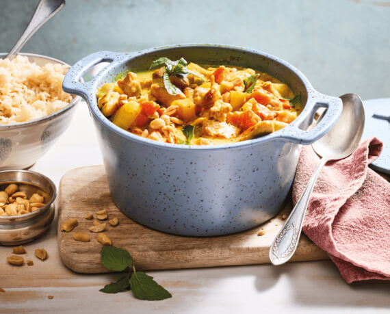 Mildes indisches Hähnchen-Curry an Erdnuss-Kokosmilch