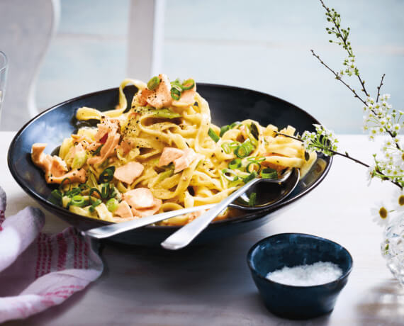 Tagliatelle in Sahnesoße mit Lachs und Frühlingszwiebeln