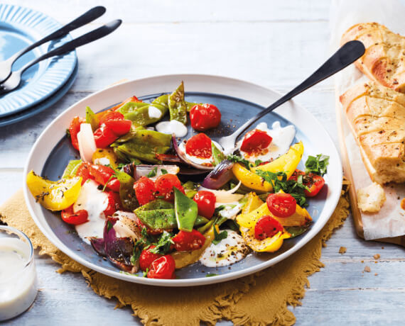 Warmer Salat vom Ofengemüse mit Knoblauch-Kräuterbaguette