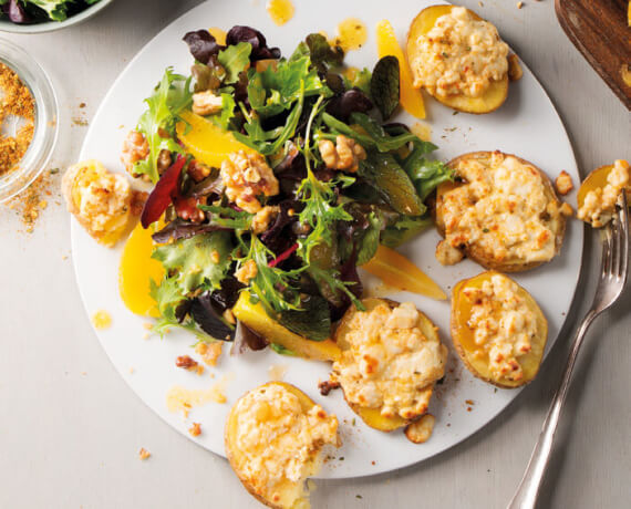 Ofenkartoffeln mit Feta-Käse an Wallnuss-Orangendressing auf gemischtem Salat