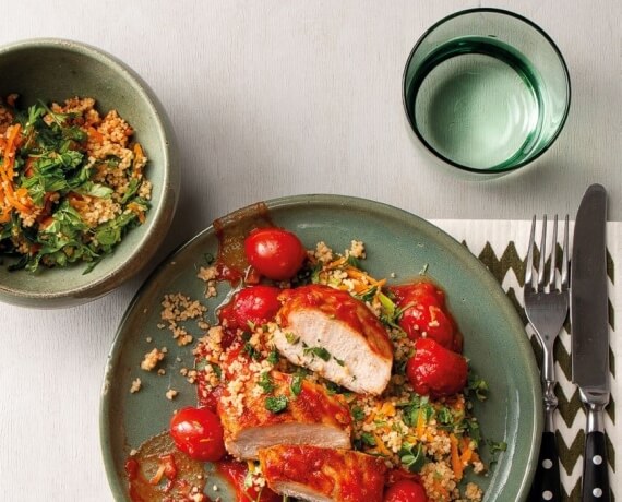 Hähnchen in Tomatensoße mit Kräuter-Couscous