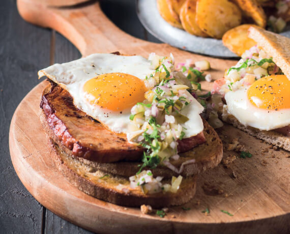 Strammer Max auf Leberkäse mit Röstkartoffeln an Zwiebel-Gurken-Relish