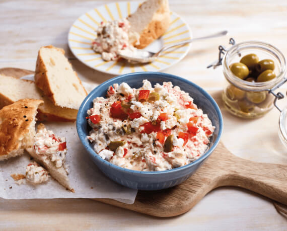 Paprika-Feta-Dip mit Oliven