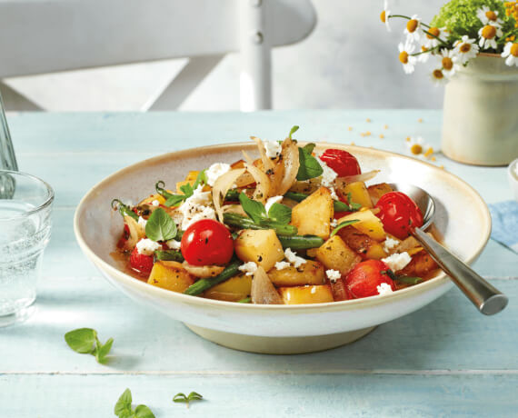 Bratkartoffeln mit Bohnen-Tomaten-Gemüse und Feta