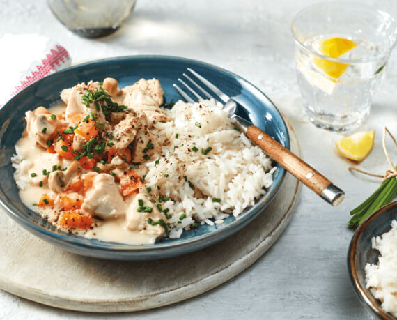 Klassisches Puten-Frikassee mit Champignons und Langkorn-Reis