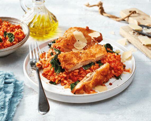 Parmesan-Schnitzel mit Tomaten-Risotto und jungem Spinat