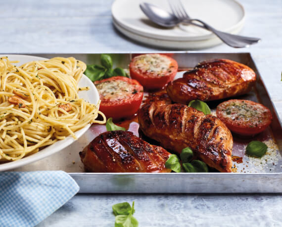 Gegrilltes Hähnchen mit gratinierten Tomaten aus dem Ofen an Spaghetti aglio e olio