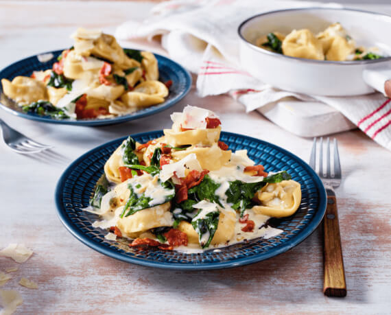 Tortellini in Spinat-Sahnesoße mit krossem Speck