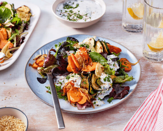 Salat mit gebratenen Zucchini und Möhren