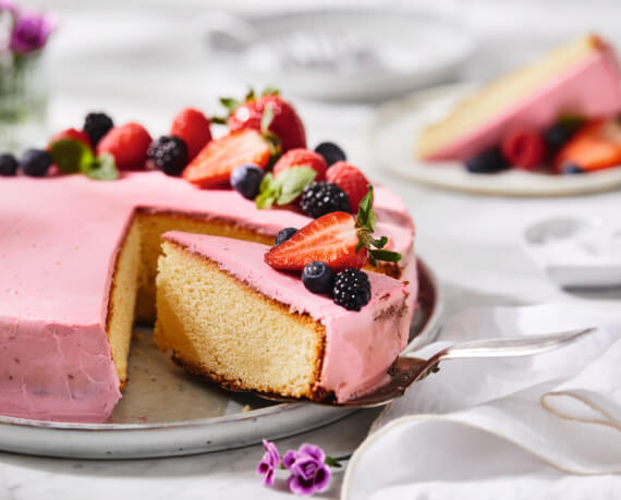 Saftiger Zitronenkuchen mit Beeren-Creme