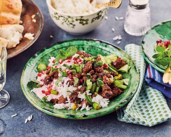 Orientalische Bratwurst mit Reis und Granatapfel