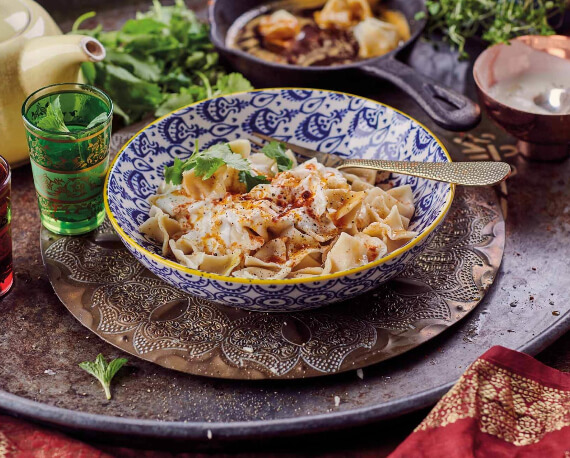 Manti – türkische Teigtaschen mit Knoblauchjoghurt und Paprikasauce