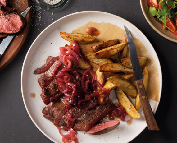 Steak vom Rind mit geschmorten Balsamico-Zwiebeln an Rosmarin-Kartoffeln