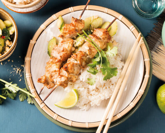 Puten-Saté-Spieße mit Kokos-Reis und Erdnuss-Gurken-Salat