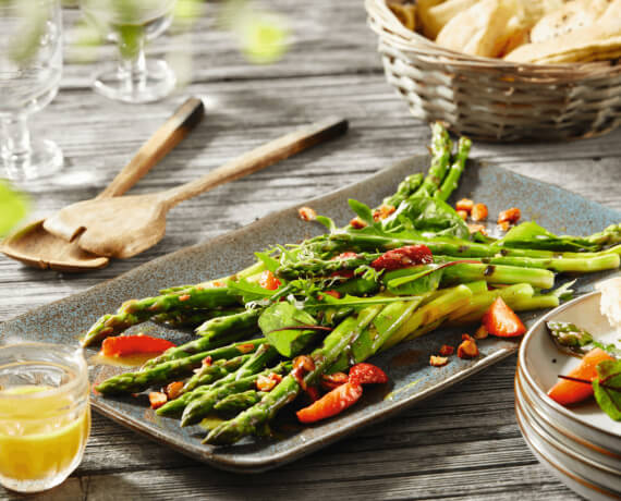 Gegrillter Spargel-Erdbeer-Salat