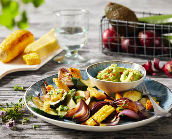 Grillgemüse-Salat mit Maiskolben und Guacamole