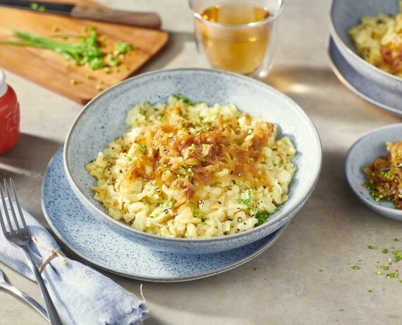 Vegane Spätzle in cremiger Sauce mit geschmorten Zwiebeln