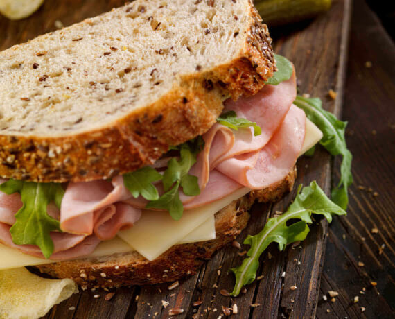 Belegte Brote mit Schnitt-Käse, Schinken und Gewürzgurke