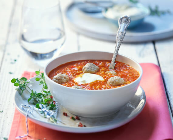 Paprika-Reis-Suppe mit Hackbällchen