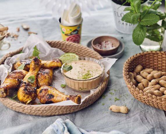 Gegrillte Chicken Drumsticks mit Kokos-Erdnuss-Dip