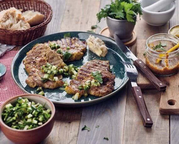 Rostbrätel mit Gewürzgurken-Senf-Relish