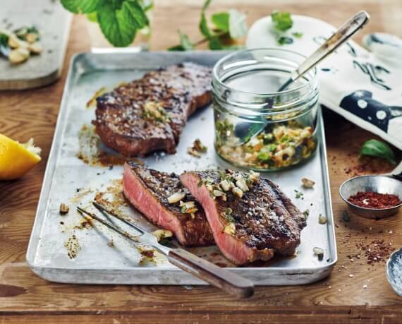 Gegrilltes Rumpsteak mit Basilikum-Minz-Dressing