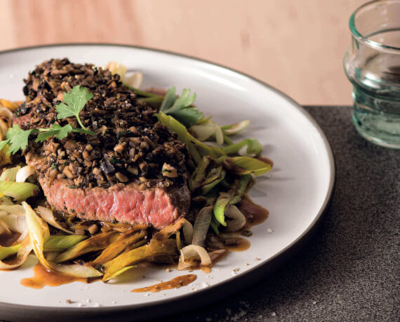 Rindersteak à la Duxelles mit Jus aus Bratensoße, Champignons und Lauch