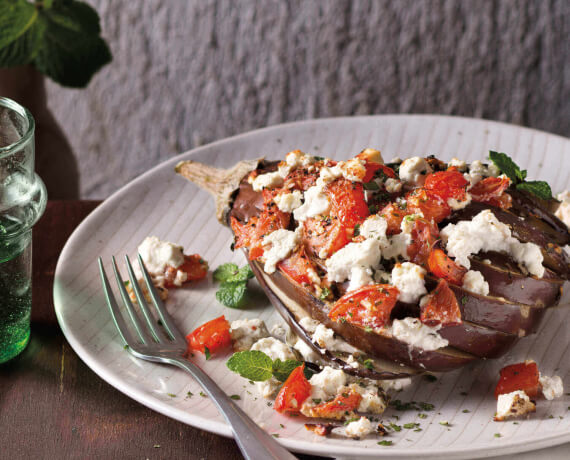 Mit Feta überbackene Fächeraubergine