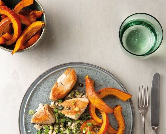 Pute an Graupen-Salat mit Minznote und geröstetem Kürbis