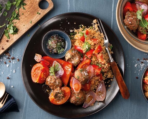 Frikadellen Aglio Olio mit geschmorter Paprika an Tomaten-Couscous