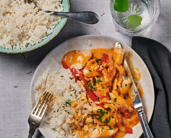 Paprika-Sahne-Hähnchen mit Reis