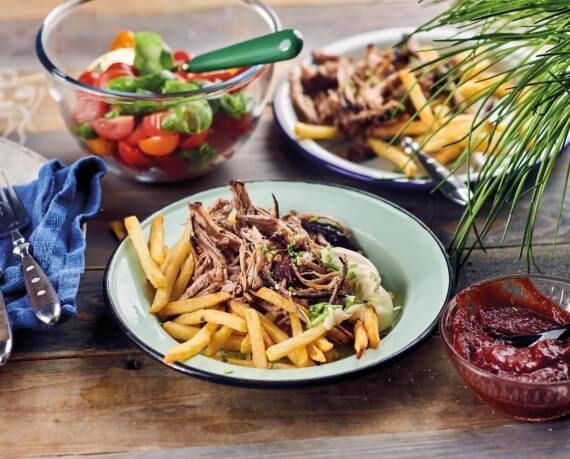 Pulled Pork mit Pommes & BBQ-Sauce