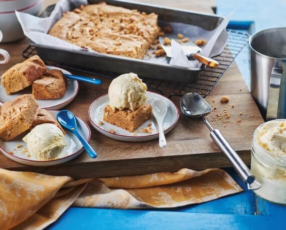 Erdnuss-Blondies mit Vanilleeis