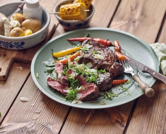 Sirloin Steak mit Kräuter-Parmesan-Topping