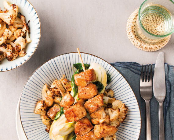 Saté-Spieße mit Pak Choi und geröstetem Blumenkohl