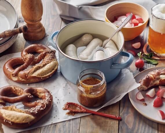 Weißwurst mit süßem Senf und Brezeln