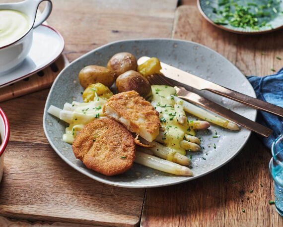 Sellerie-Schnitzel mit Spargel und Sauce hollandaise